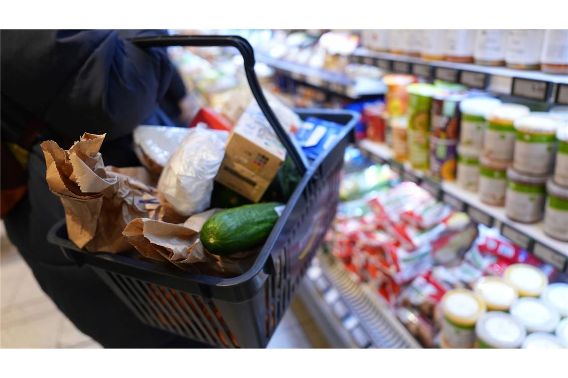 Für Lebensmittel müssen Verbraucher derzeit deutlich tiefer in die Tasche greifen als im Jahr 2020.