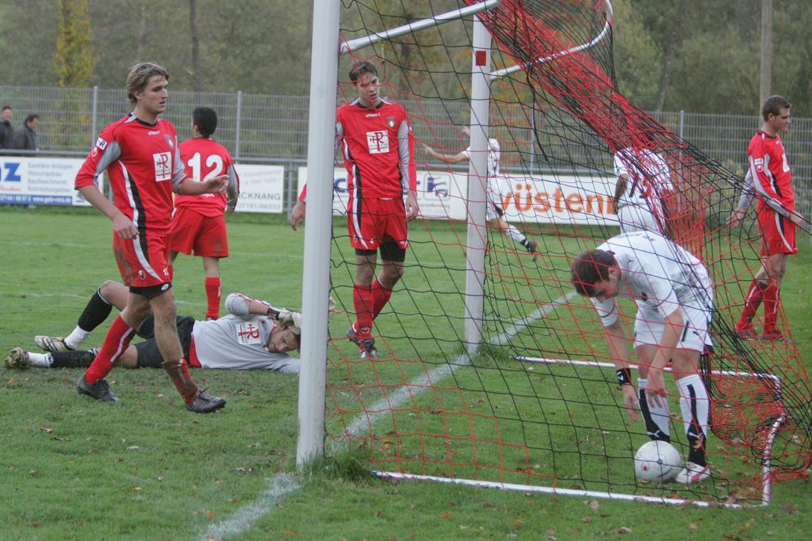 Für Martin Cimander (links) und seine Mitstreiter ein Spiel, das in Erinnerung geblieben ist. 1:10 verlor die SG Sonnenhof vor 19 Jahren das bislang letzte Heimspiel gegen Sandhausen. Es ist auch heute noch die höchste Niederlage in der Vereinsgeschichte. Archivfoto: Bernd Strohmaier
