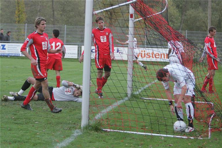 Für Martin Cimander (links) und seine Mitstreiter ein Spiel, das in Erinnerung geblieben ist. 1:10 verlor die SG Sonnenhof vor 19 Jahren das bislang letzte Heimspiel gegen Sandhausen. Es ist auch heute noch die höchste Niederlage in der Vereinsgeschichte. Archivfoto: Bernd Strohmaier