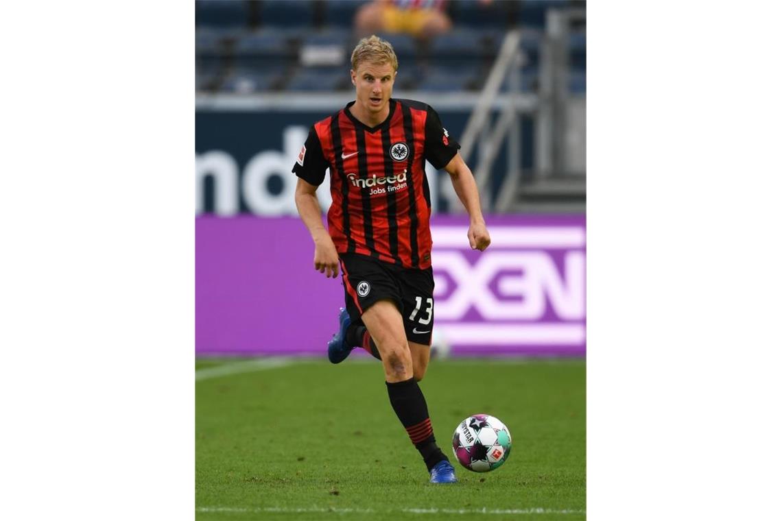 Fußball-Bundesliga am Samstag: Sechs Spiele, sechs Köpfe Für Martin Hinteregger ist das Duell mit dem FC Augsburg noch etwas Besonderes. Foto: Arne Dedert/dpa