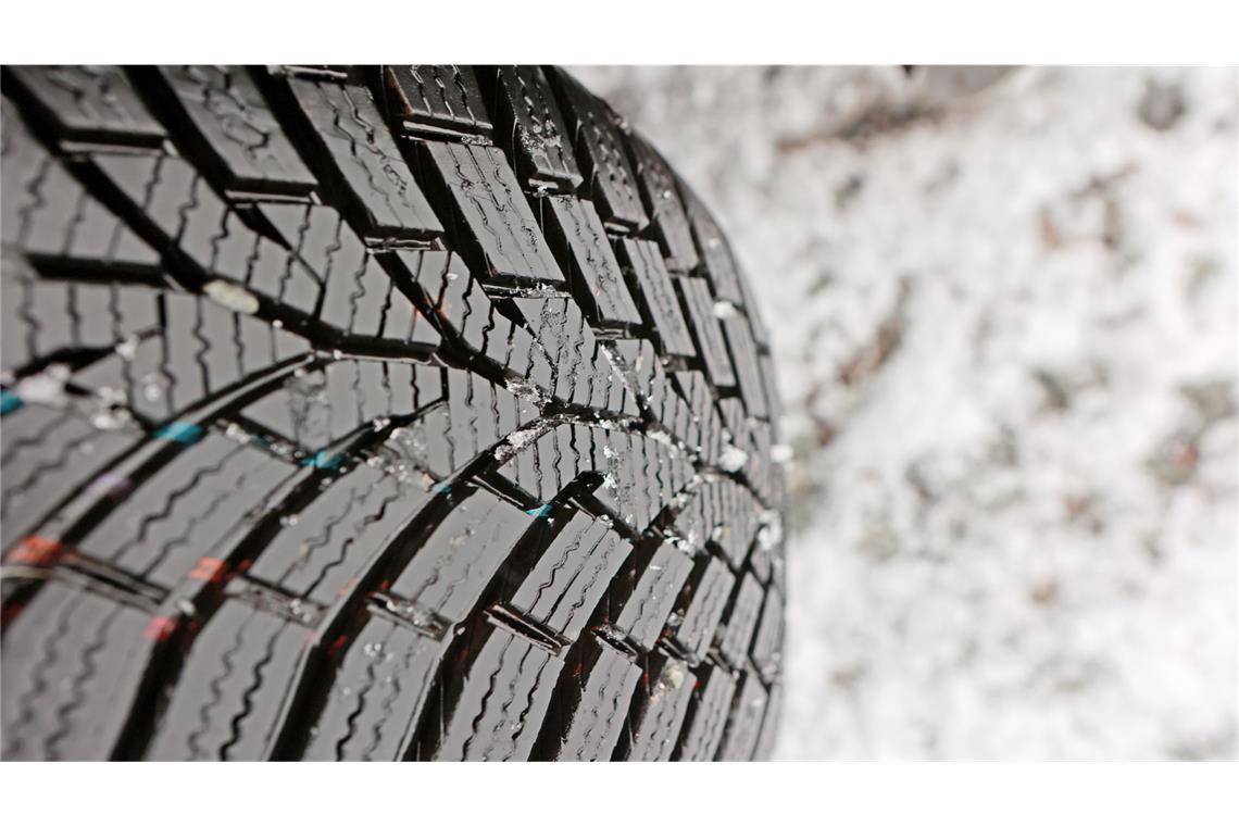 Für mehr Sicherheit: Winterreifen sollten mindestens vier Millimeter Restprofil haben.