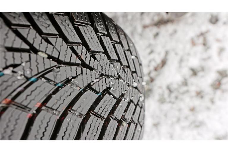 Für mehr Sicherheit: Winterreifen sollten mindestens vier Millimeter Restprofil haben.