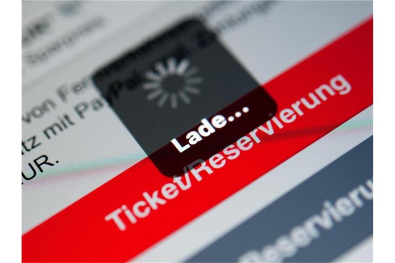 Für Millionen Bahnkunden ist der Kauf digitaler Fahrkarten Alltag. Foto: Sebastian Gollnow/dpa