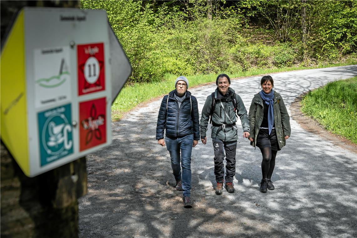Die Aktion BKZ-Wandertag wird wiederholt - mit neuen Touren Für Nadine Thoman, Bernhard Engelmann und Jens Swistun (von rechts) ist der ‘s-Äpple-Wanderweg eine Herzensangelegenheit. Sie sorgen für beste Bedingungen.