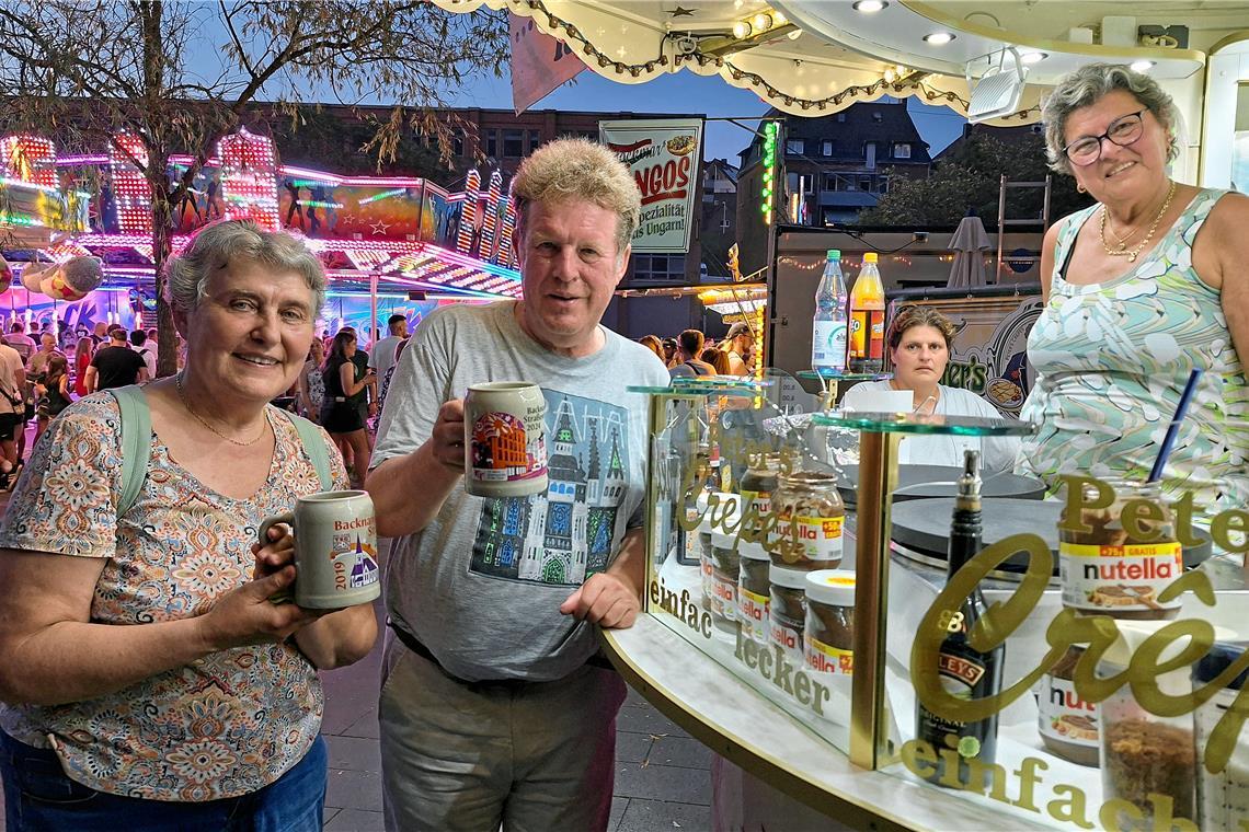 Für Nora Vanya und Andrew Fieldsend kam es auf dem Straßenfest zu einem Wiedersehen mit Zsuzsanna Stockmar (rechts). Fotos: privat