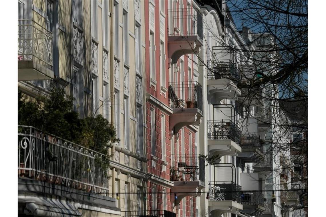 Scholz hat Verständnis für Berliner Mietendeckel Für Normalverdiener nicht mehr bezahlbar: Citynah wohnen im Gründerzeitviertel wie hier im Hamburger Stadtteil Eppendorf. Foto: Axel Heimken