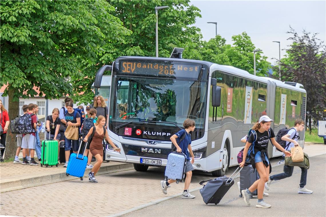 So läuft der Ersatzverkehr zwischen Murrhardt und Schwäbisch Hall Für Pendler erhöht sich die Fahrtzeit mit dem Ersatzverkehr deutlich. Um den Anschlusszug zu erwischen, ist Eile gefragt. Foto: Stefan Bossow