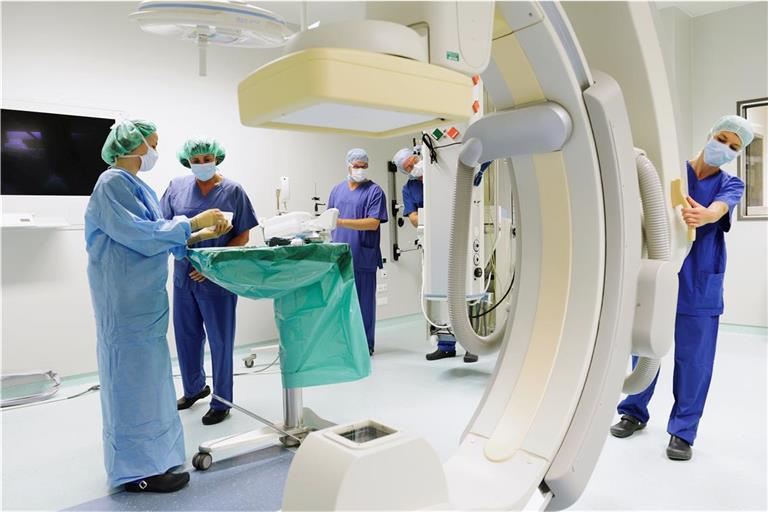 Für präzise Eingriffe liefern Angiografie, Computer- oder Magnetresonanztomografie im Hybrid-OP hoch aufgelöste Bilder aus dem Inneren der Blutgefäße. Foto: RMK