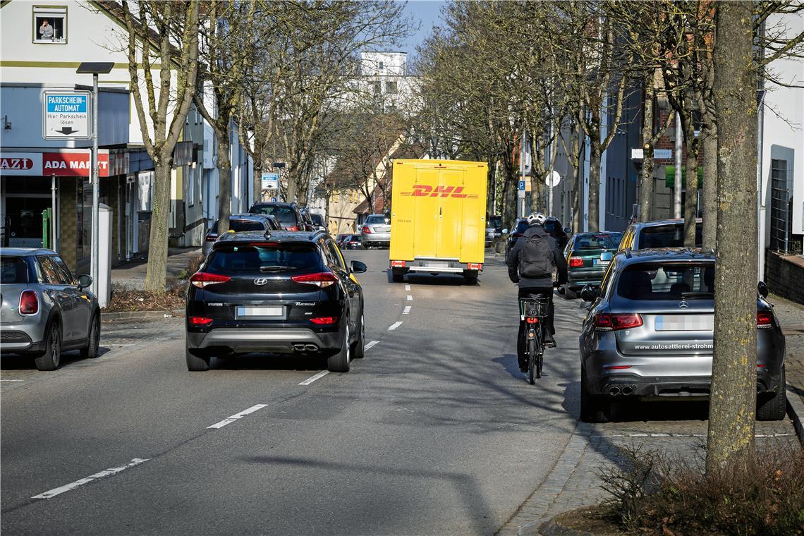 Für Radfahrer ist die Stuttgarter Straße zwischen dem Kawag-Kreisel und dem Adenauerplatz gefährlich. Für zwei Fahrspuren steht eigentlich zu wenig Platz zur Verfügung. Alle sind sich einig: In diesem Abschnitt muss dringend etwas geändert werden. Foto: Alexander Becher