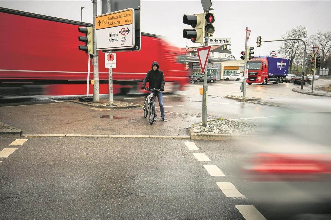 Für Radfahrer wie Stefan Janik ist es schwierig, die B14 zu überqueren. Sie müssen absteigen und die Fußgängerüberführung nutzen. Foto: A. Becher