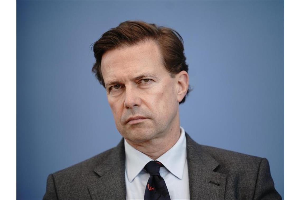 Für Regierungssprecher Steffen Seibert sind die Infektionszahlen noch „weit, weit zu hoch“. Foto: Michael Kappeler/dpa