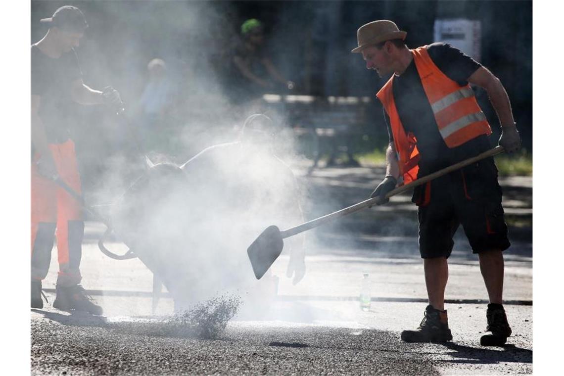 Für schweißtreibende Freiluft-Jobs soll es nach dem Willen der Grünen ein „Recht auf Hitzefrei“ geben. Foto: Wolfgang Kumm
