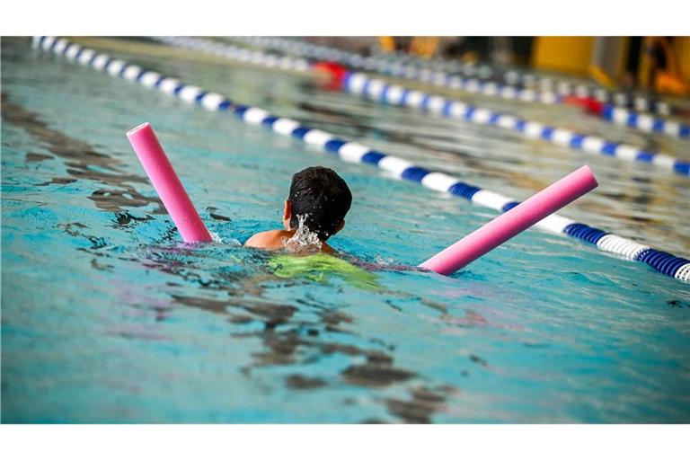 Für Schwimmunterricht braucht man einen Rettungsschwimmernachweis. (Symbolbild)