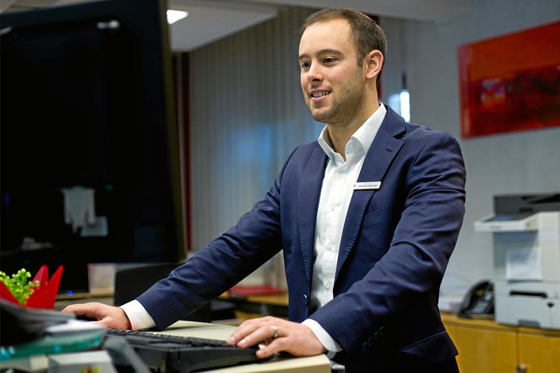 Von der Sporthalle an den Bankschalter Für Sebastian Krimmer steht seit über einem Jahr der Abschluss seiner Ausbildung im Bankgewerbe im Blickpunkt. Foto: J. Krimmer