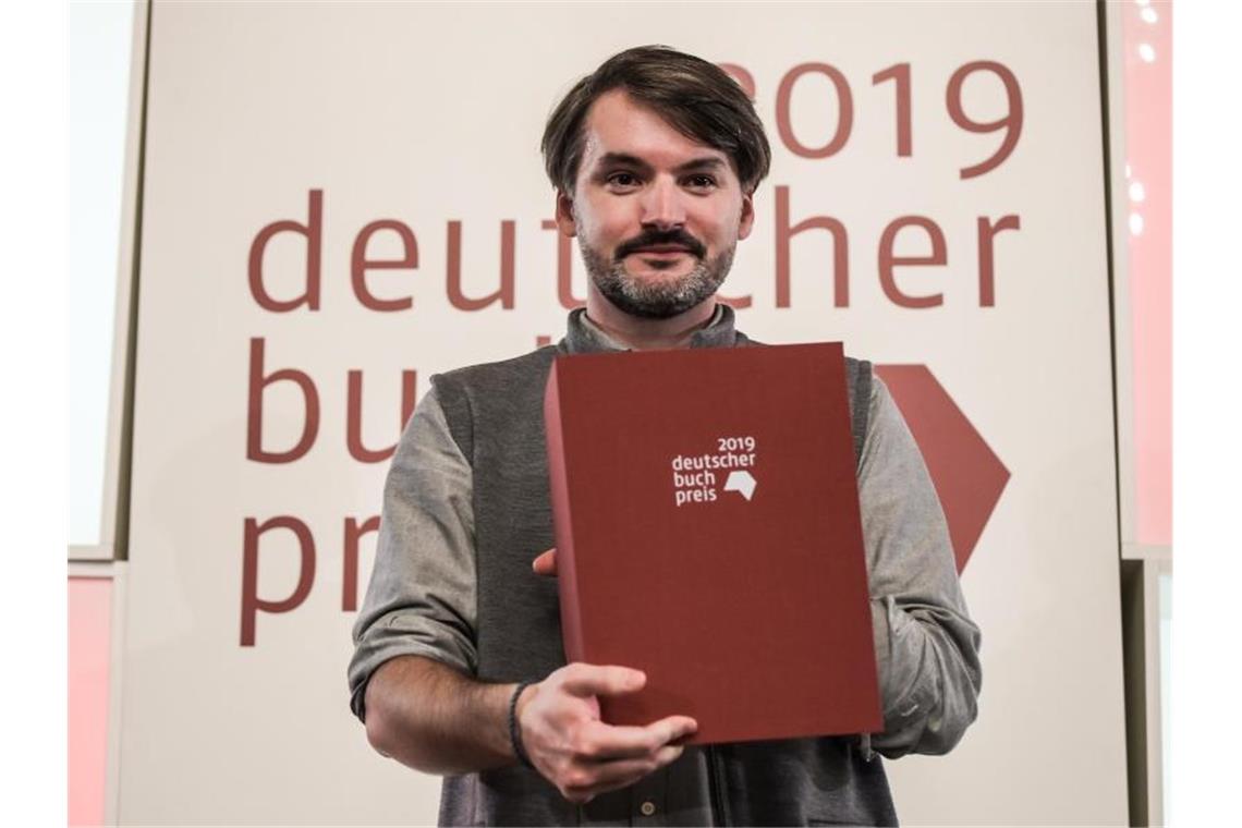 Deutscher Buchpreis für Saša Stanišic - Dankesrede mit Wut Für seinem Roman „Herkunft“ hat Saša Stanišic den Deutschen Buchpreis erhalten. Foto: Andreas Arnold/dpa