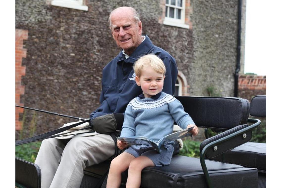 Zu viel Prinz Philip im Programm - BBC erhält Beschwerden Für seinen Sohn Andrew war der verstorbene Prinz Philip der „Großvater der Nation“ (im Bild mit Urenkel George). Mancher Brite scheint das ein bisschen anders zu sehen. Foto: Duke and Duchess of Cambridge/PA Media/dpa