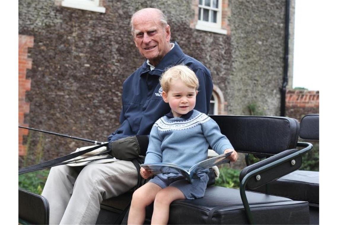 Für seinen Sohn Andrew war der verstorbene Prinz Philip der „Großvater der Nation“ (im Bild mit Urenkel George). Mancher Brite scheint das ein bisschen anders zu sehen. Foto: Duke and Duchess of Cambridge/PA Media/dpa