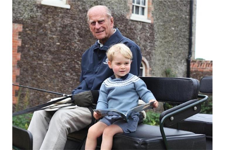 Für seinen Sohn Andrew war der verstorbene Prinz Philip der „Großvater der Nation“ (im Bild mit Urenkel George). Mancher Brite scheint das ein bisschen anders zu sehen. Foto: Duke and Duchess of Cambridge/PA Media/dpa