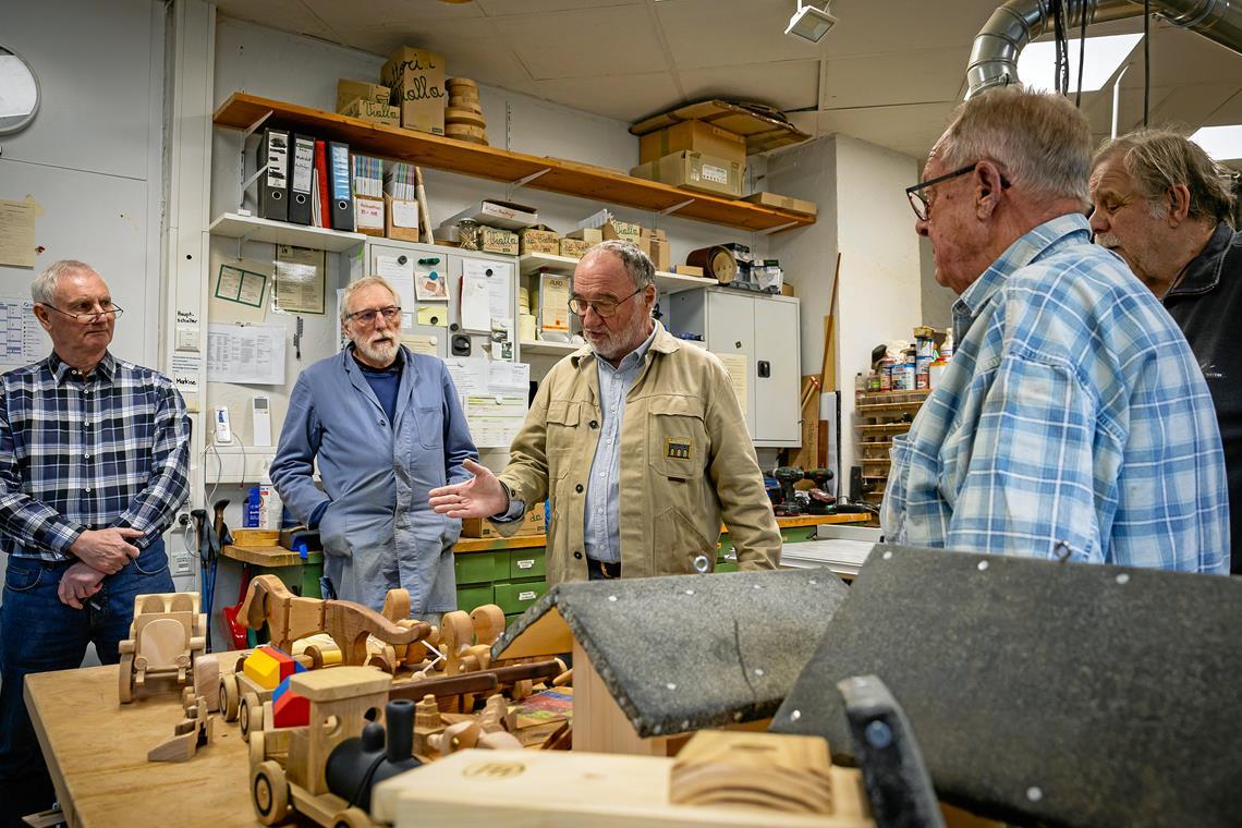 Für sie ist die Gemeinschaft der eigentliche Wert der Seniorenwerkstatt (von links): Helmut List, Martin Fischer, Siegmund Breckl, Jürgen Geiger und Claus Beck. Fotos: Alexander Becher