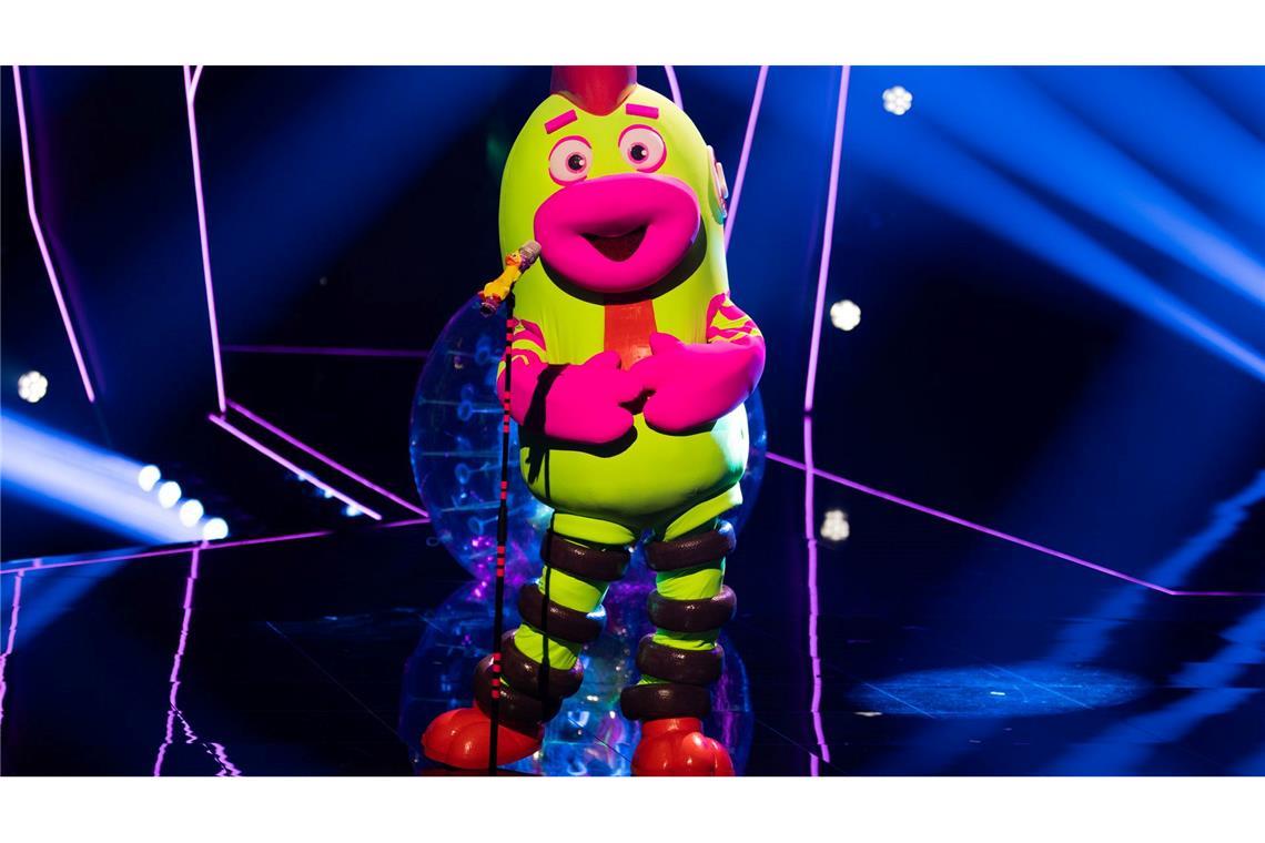 Für sie war es in Folge 3 vorbei: Schauspielerin Natalia Wörner steckte in diesem farbenfrohen Kostüm - es war ein Hunde-Kauspielzeug namens "Quietsch".