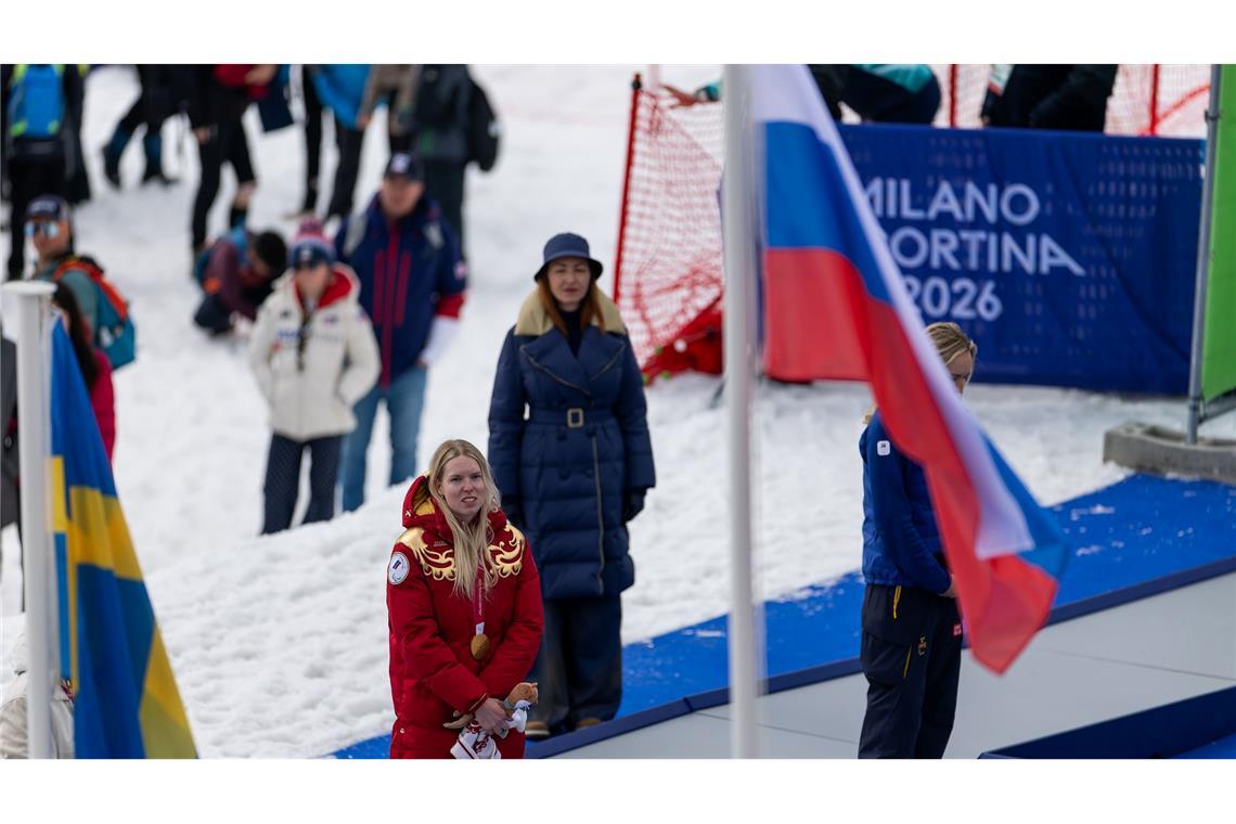 Für Siegerin Warwara Worontschichina weht die russische Fahne bei den Paralympics.