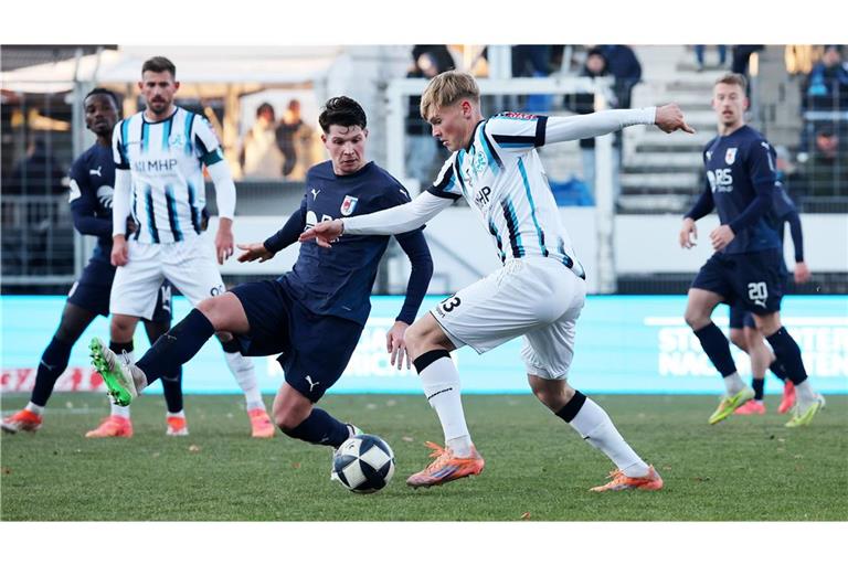 Für Stürmer Samuel Unsöld (re.) und die Kickers steht eine elfwöchige Pflichtspielpause an.