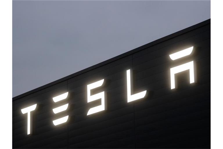 Für Tesla ist es bereits das dritte Quartal mit einem Überschuss in Folge. Foto: Julian Stratenschulte/dpa