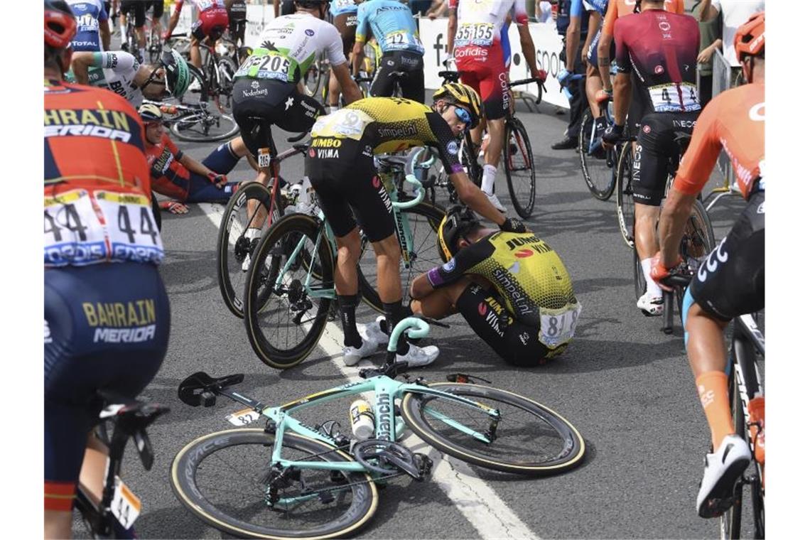 Teunissen gewinnt Tour-Auftakt vor Sagan - Buchmann gestürzt Für Teunissens Jumbo-Visma-Teamkoellegen Dylan Groenewegen waren die Hoffnungen auf den Tagessieg 1500 Meter vor dem Ziel beendet. Foto: Franck Faugere/L'EQUIPE/AP