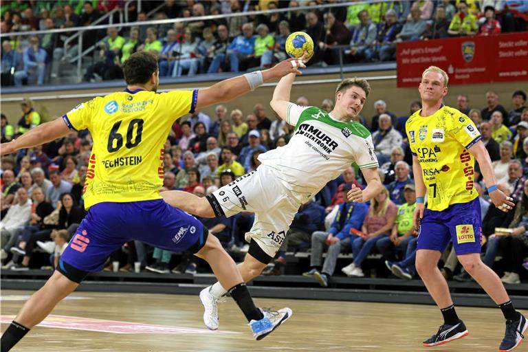 Für Timm Buck (beim Wurf) und die HCOB-Handballer ist im Rückspiel gegen Rostock noch alles drin. Foto: Alexander Hornauer