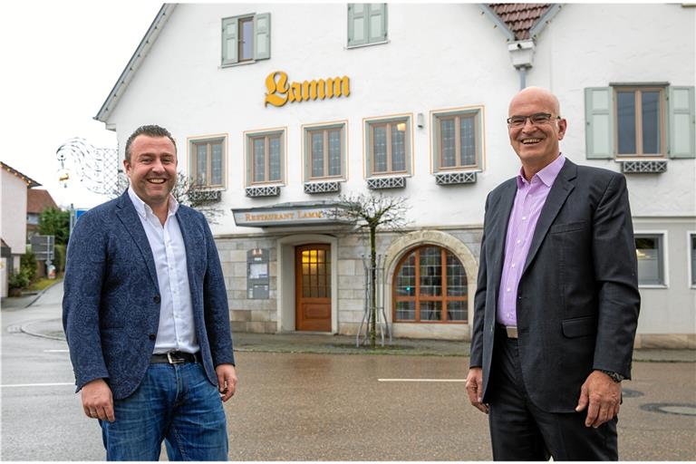 Für Toni Wahl (links) öffnet sich die Tür zum Aspacher Lamm: Kurzfristig hat er das traditionsreiche Restaurant übernommen. Verpächter Markus Höfliger kennt er schon seit vielen Jahren. Foto: A. Becher