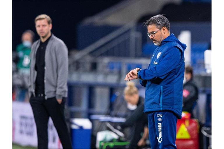 Für Trainer David Wagner (r) ist die Zeit beim FC Schalke 04 abgelaufen. Foto: Guido Kirchner/dpa