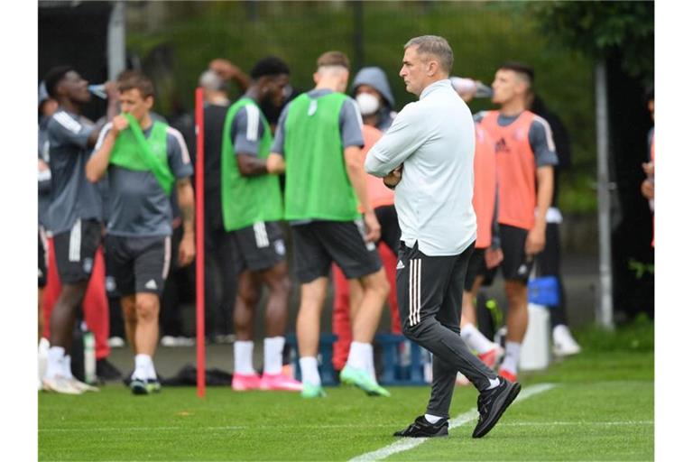 Für Trainer Stefan Kuntz und Deutschlands Olympia-Fußballer geht es in Japan gleich mit einem richtigen Hammer los. Foto: Arne Dedert/dpa
