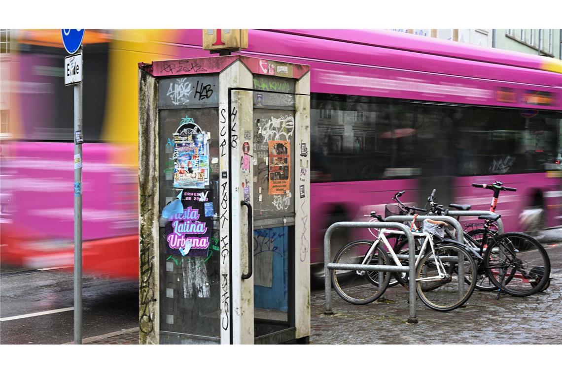 Für Tübingens Oberbürgermeister Boris Palmer ist das "Unrat": ein altes, kaputtes und beschmiertes Telefonhäuschen in der Tübinger Altstadt.