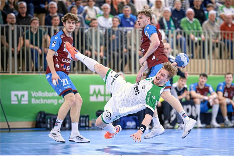 Für Työrvi Týr Gislason (beim Wurf) und dem HC Oppenweiler/Backnang hat es erneut nicht zum Punktgewinn gereicht. Foto: Alexander Becher