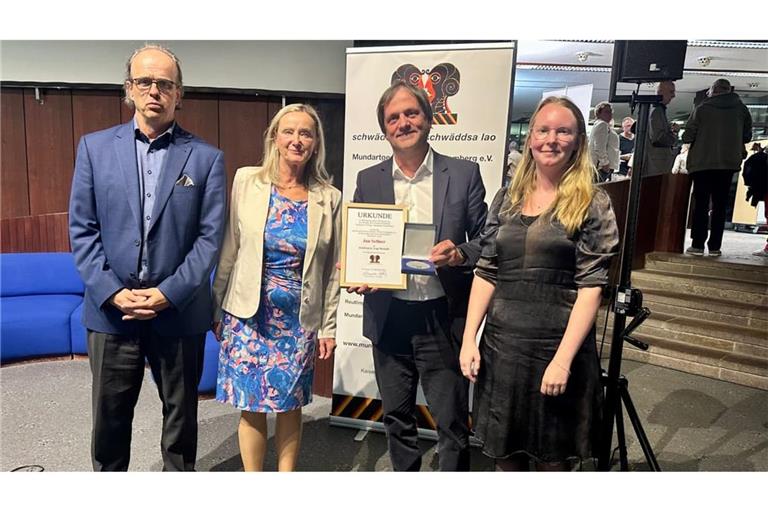 „Für Verdienste um die Mundart“: Redakteur Jan Sellner (zweiter von rechts) wurde von der Mundartgesellschaft Württemberg für für die Dialektkolumne "Auf gut Schwäbisch" ausgezeichnet, vertreten hier durch Jörg Beirer und&nbsp; Manuela König, 1. Vorsitzende der Mundartgesellschaft. Rechts: Laudatorin Julia Braun von der Uni Tübingen.
