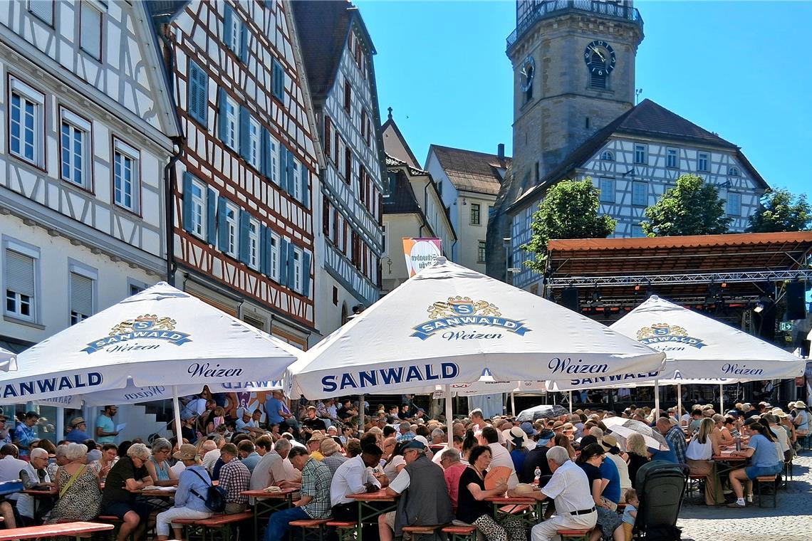 Der Live-Blog zum 53. Backnanger Straßenfest: Mit dem Zapfenstreich klingt das Fest aus Für viele beginnt der Straßenfestsonntag mit einem ökumenischen Gottesdienst. Der Marktplatz ist schon vormittags fast voll. Foto: privat