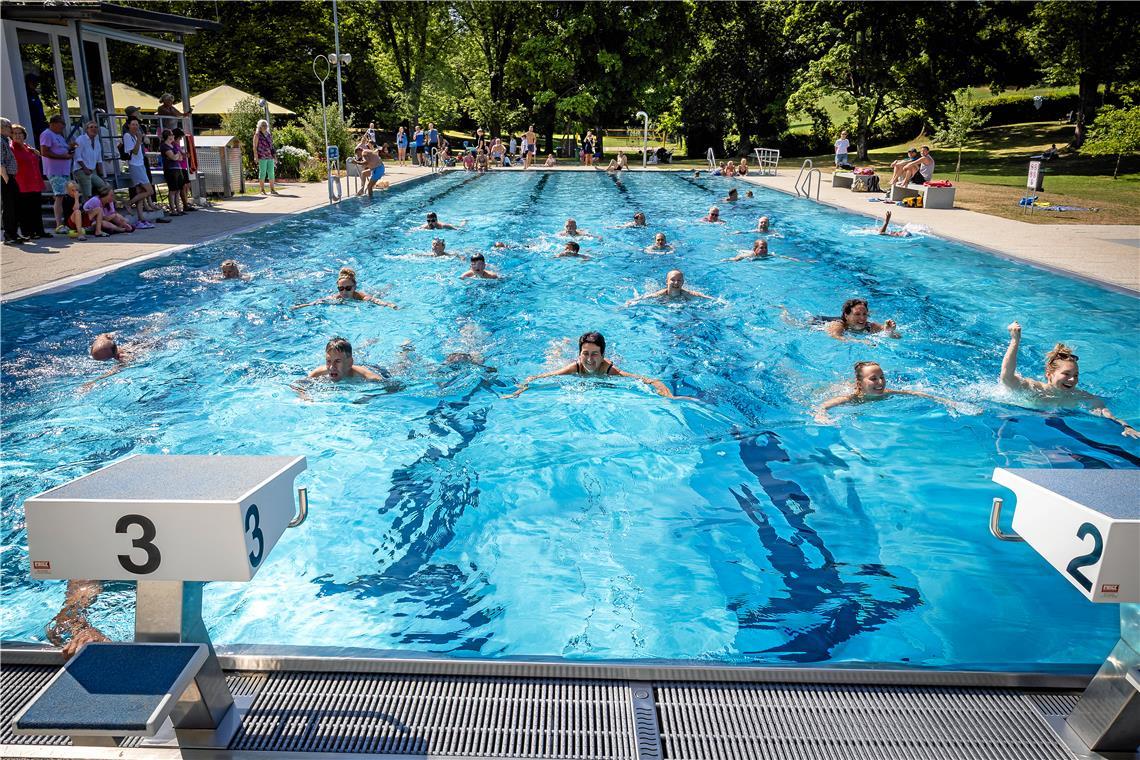 Erbstetter Wasserratten im Bahnenrausch Für viele Burgstettenerinnen und Burgstettener ist das 24-Stunden-Schwimmen Ehrensache. Fotos: Alexander Becher