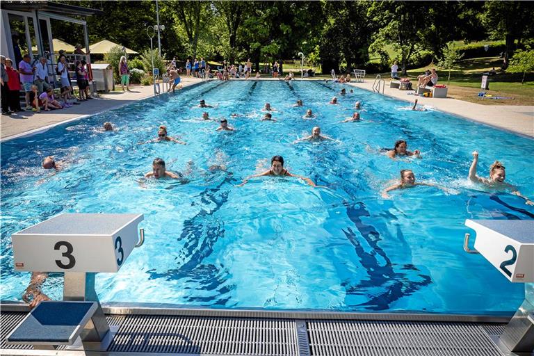 Für viele Burgstettenerinnen und Burgstettener ist das 24-Stunden-Schwimmen Ehrensache. Fotos: Alexander Becher