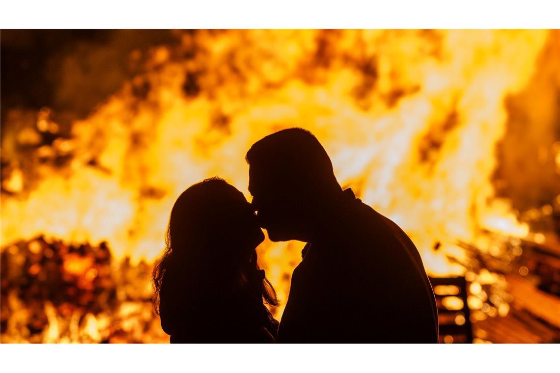 Für viele ist der erste Kuss ein besonderer Moment. (Symbolbild)