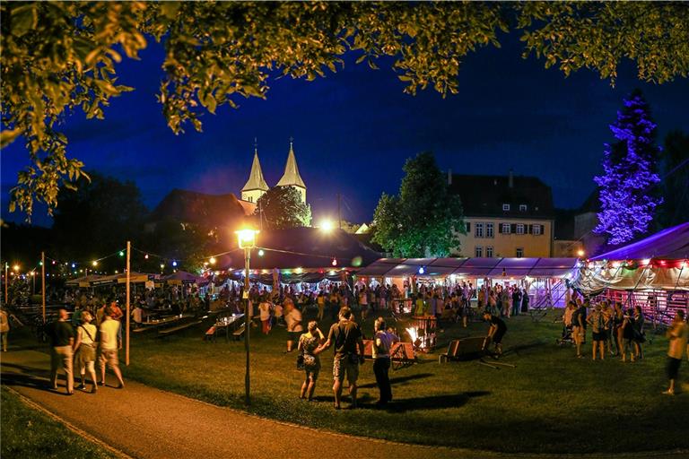 Für viele ist der Sommerpalast neben Konzerten und Kleinkunst auch ein Anlass, sich nach langer Zeit wiederzutreffen. Foto: Alexander Becher