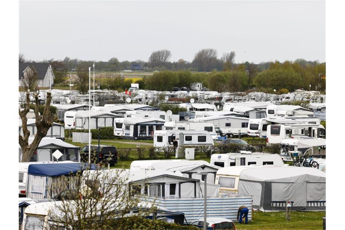 Deutschland-Tourismus unter Niveau von 2020 Für viele Menschen eine Alternative: Urlaub auf dem Campingplatz. Foto: Frank Molter/dpa