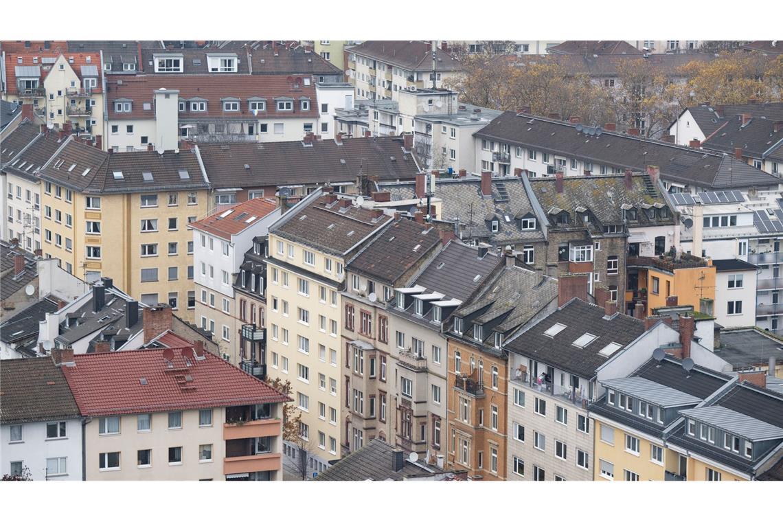 Rund jeder Siebte zahlt mehr als halben Monatslohn für Miete Für viele Menschen ist die monatliche Miete eine Last (Symbolbild)