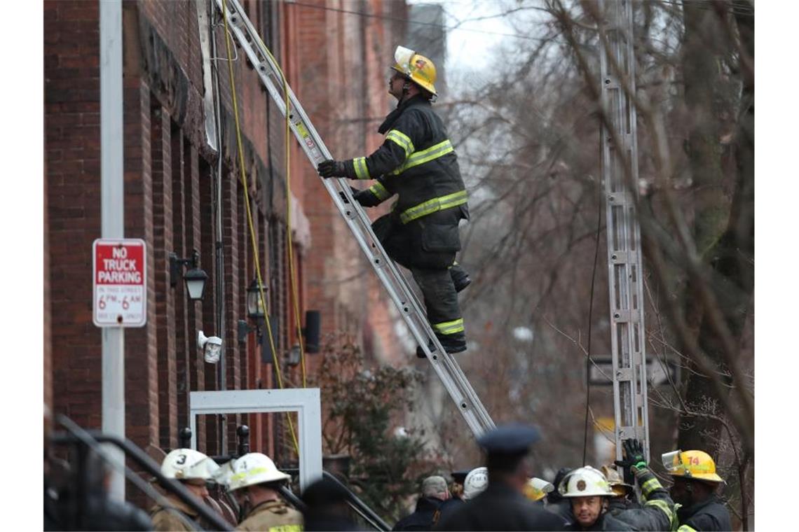 Feuerwehr: Zwölf Tote bei Hausbrand in Philadelphia Für viele Menschen kam jede Hilfe zu spät. Foto: Monica Herndon/The Philadelphia Inquirer/dpa