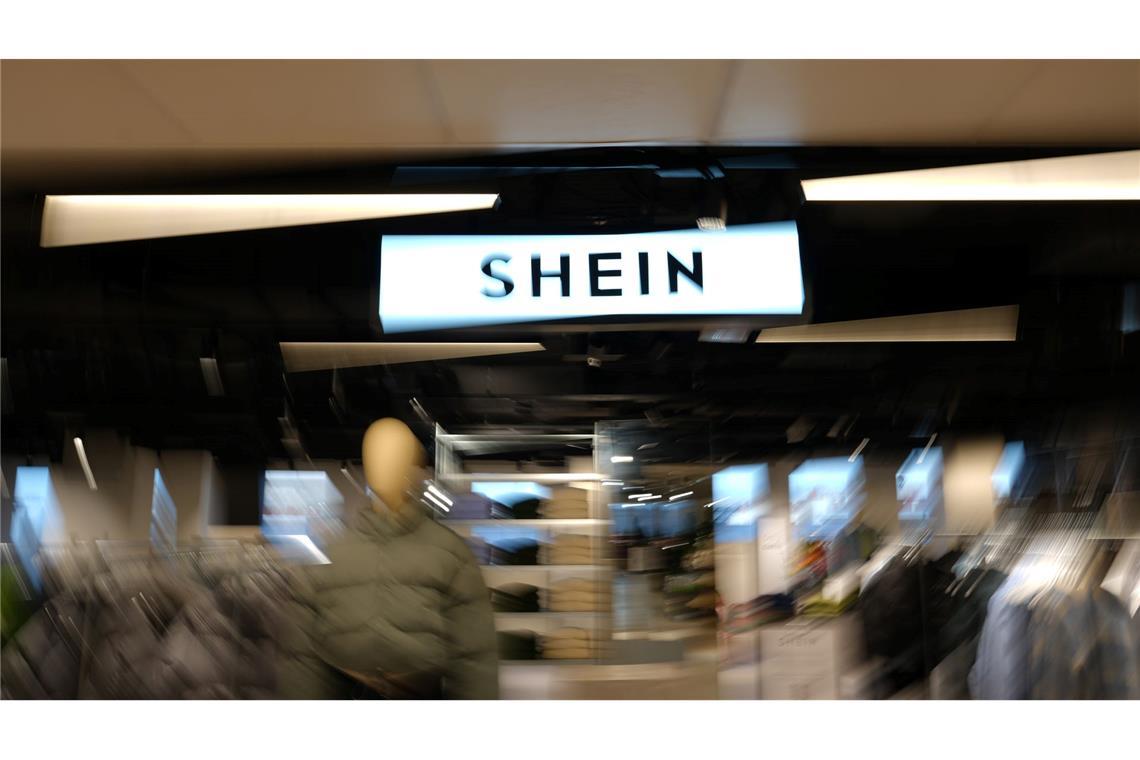 Für wenige Euro kann man bei Shein Kleidung shoppen. Die Umweltorganisation Greenpeace sieht jedoch Gefahren.