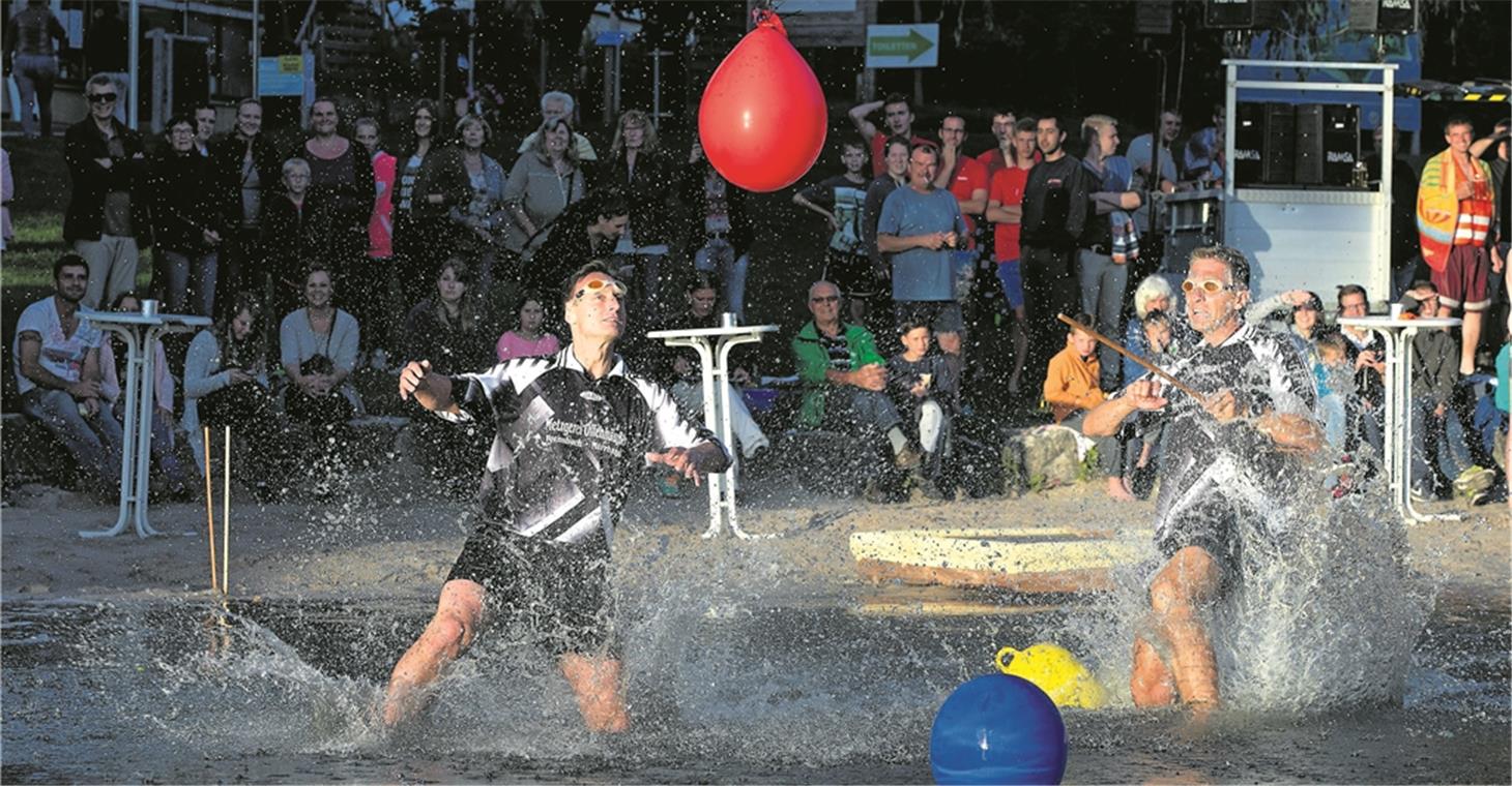 Waldsee-Triathlon, Party und Brillantfeuerwerk Für Wettkämpfer und Publikum eine Mordsgaudi: Der Waldsee-Triathlon mit Wasserspielen, die mit unkonventionellen Aufgabenstellungen aufwarten. Archivfoto: J. Fiedler
