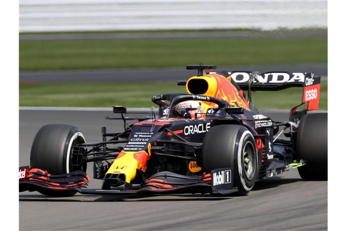 Verstappen kracht in Reifenstapel - Auch Vettel raus Für WM-Spitzenreiter Max Verstappen war der Silverstone-Grand-Prix früh beendet. Foto: Bradley Collyer/PA Wire/dpa