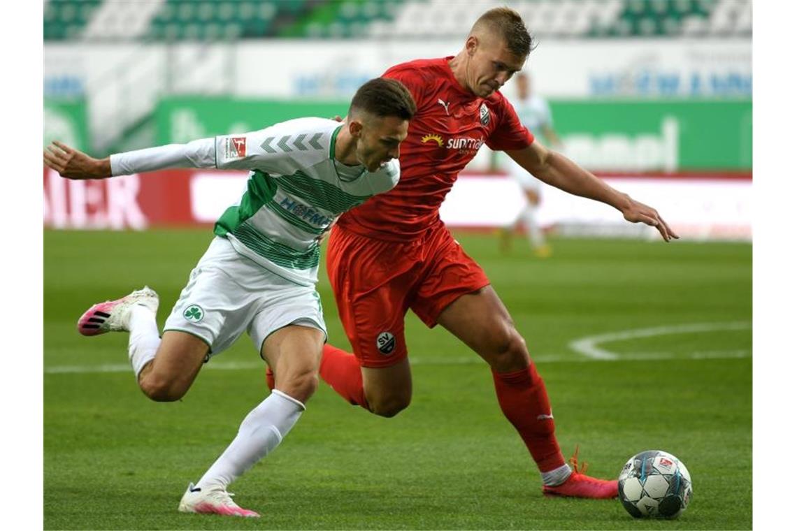 Fürth nach Corona-Pause in Krise: 1:2 gegen Sandhausen Fürths Branimir Hrgota und Sandhausens Aleksandr Zhirov (l-r.) in Aktion. Foto: Philipp Guelland/epa/Pool/dpa