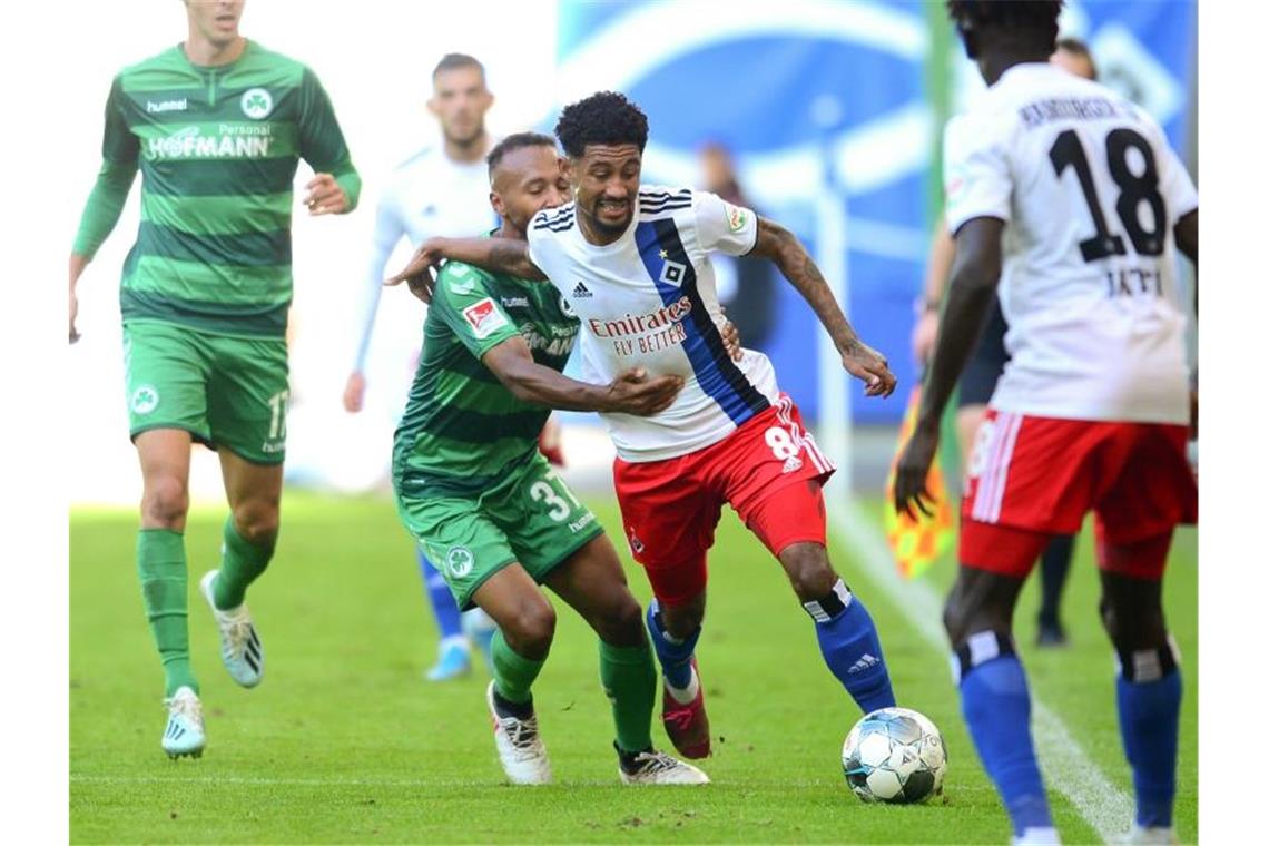 HSV stößt VfB von Platz eins - Slomka-Elf siegt in Dresden Fürths Julian Green (M,l-r) und HSV-Spieler Jeremy Dudziak kämpfen um den Ball. Foto: Daniel Bockwoldt/dpa
