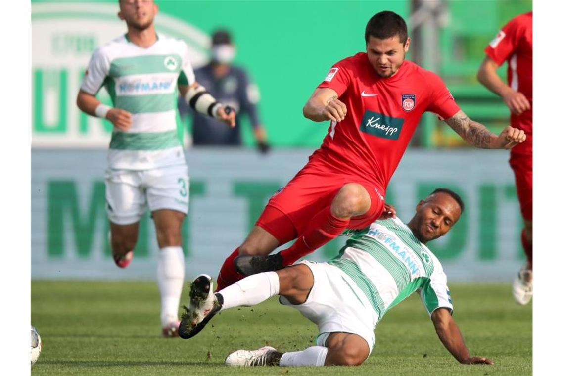 Bielefeld ist durch, HSV zeigt Nerven - Kantersieg für FCN Fürths Julian Green (r) und Heidenheims Marnon Busch teilten sich mit ihren Teams die Punkte. Foto: Daniel Karmann/dpa