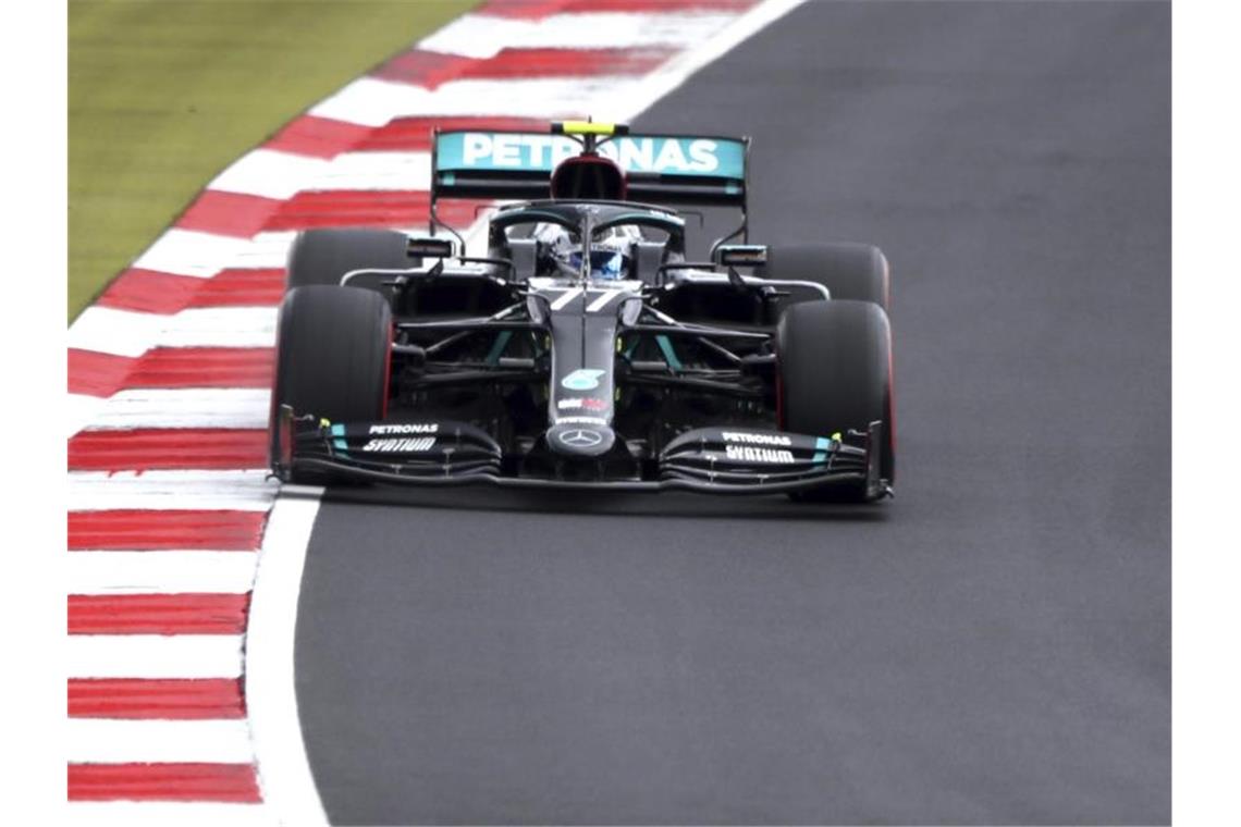Rote Flaggen und Flammen: Action-Auftakt an der Algarve Fuhr auch im zweiten Training in Portugal die schnellste Zeit: Mercedes-Pilot Valtteri Bottas. Foto: Matthias Schrader/AP Pool/dpa